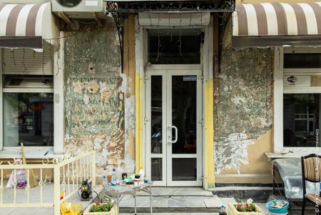 Вторую старинную шрифтовую вывеску аптеки обнаружили на Льва Толстого: композицию уже реставрируют (фото)