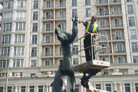 Скульптуры возле Музкомедии и стадиона «Спартак» защитили антивандальным покрытием (фото)