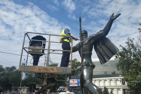 Скульптуры возле Музкомедии и стадиона «Спартак» защитили антивандальным покрытием (фото)