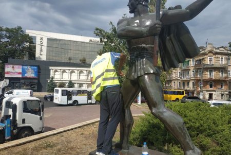 Скульптуры возле Музкомедии и стадиона «Спартак» защитили антивандальным покрытием (фото)