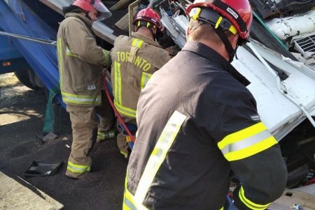 В ДТП на трассе Одесса-Киев погибли два человека: водитель грузовика въехал в автопоезд (фото)