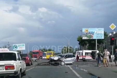 Два автомобиля столкнулись возле Ривьеры (фото)