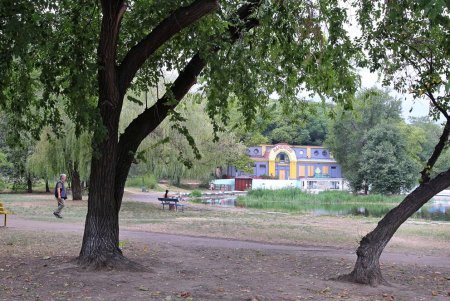 В Дюковском саду чистят пруды (фоторепортаж) 