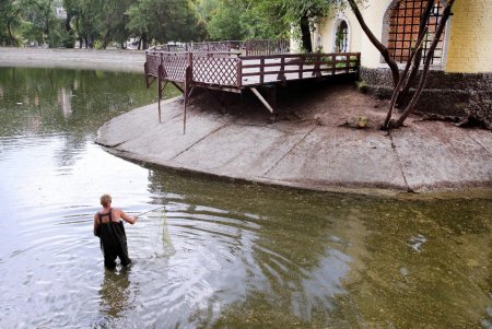 В Дюковском саду чистят пруды (фоторепортаж) 