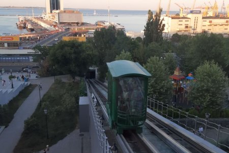 После длительного ремонта на Приморском бульваре заработал фуникулер (фото)