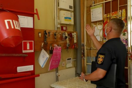 Перед началом учебного года спасатели проводят проверки по пожарной безопасности в школах и лицеях (фото)