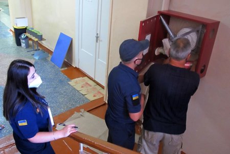 Перед началом учебного года спасатели проводят проверки по пожарной безопасности в школах и лицеях (фото)