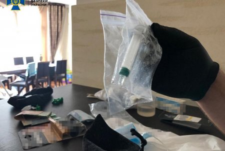 Одессита задержали с партией экстази на 1,3 миллиона гривен: наркотик присылали из Европы под видом косметики (фото)