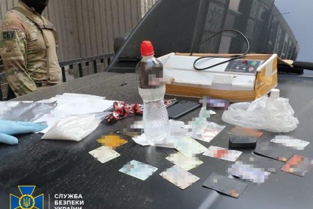 Одессита задержали с партией экстази на 1,3 миллиона гривен: наркотик присылали из Европы под видом косметики (фото)