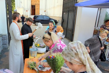 Православные одесситы празднуют Медовый Спас (фоторепортаж)