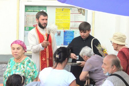 Православные одесситы празднуют Медовый Спас (фоторепортаж)