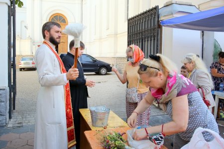 Православные одесситы празднуют Медовый Спас (фоторепортаж)