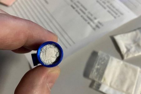 Служебный пес помог найти наркотики на миллион гривен в багаже туриста, прилетевшего в Одессу (фото)