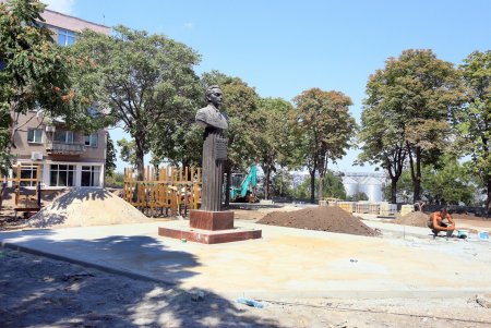 Бульвар Жванецкого готовят ко Дню города (фоторепортаж)