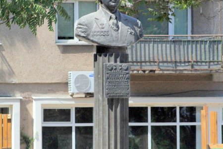 Бульвар Жванецкого готовят ко Дню города (фоторепортаж)