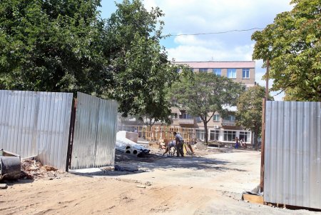 Бульвар Жванецкого готовят ко Дню города (фоторепортаж)