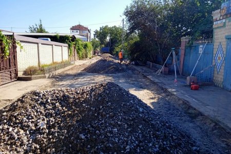 Тротуары и дорожное покрытие капитально ремонтируют на Ленпоселке (фото)
