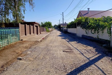 Тротуары и дорожное покрытие капитально ремонтируют на Ленпоселке (фото)