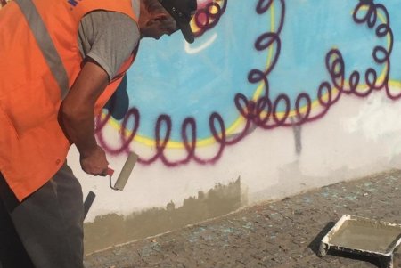 Коммунальщики вновь очистили мост Коцебу от «художеств» вандалов (фото)