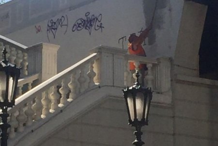 Коммунальщики вновь очистили мост Коцебу от «художеств» вандалов (фото)
