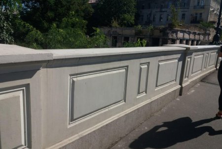Коммунальщики вновь очистили мост Коцебу от «художеств» вандалов (фото)