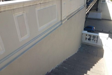 Коммунальщики вновь очистили мост Коцебу от «художеств» вандалов (фото)