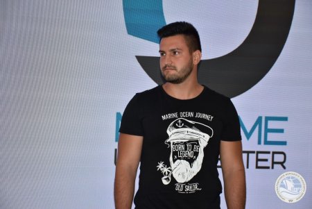 Одесский моряк получил международную награду за то, что двое суток сам вел судно, подвергшееся нападению пиратов (фото)