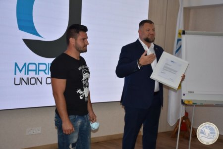 Одесский моряк получил международную награду за то, что двое суток сам вел судно, подвергшееся нападению пиратов (фото)