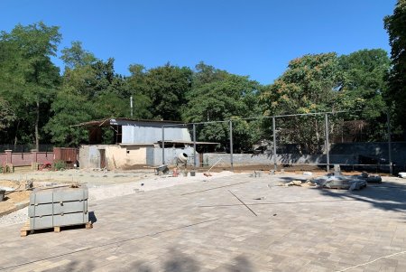 В Одесском зоопарке уже обустроили новый забор, пешеходную зону, парковку и смонтировали систему наружного освещения (фото)