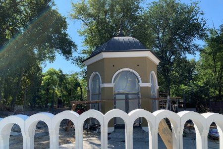 В Одесском зоопарке уже обустроили новый забор, пешеходную зону, парковку и смонтировали систему наружного освещения (фото)