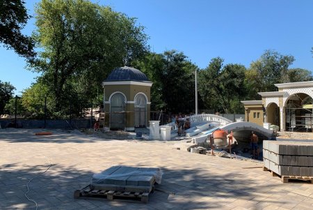 В Одесском зоопарке уже обустроили новый забор, пешеходную зону, парковку и смонтировали систему наружного освещения (фото)