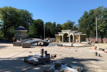 В Одесском зоопарке уже обустроили новый забор, пешеходную зону, парковку и смонтировали систему наружного освещения (фото)