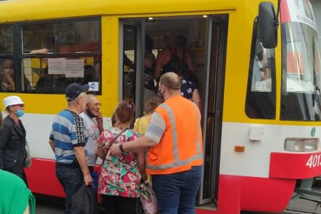 Пассажиропоток в горэлектротранспорте регулируют специальные посадочные команды (фото)