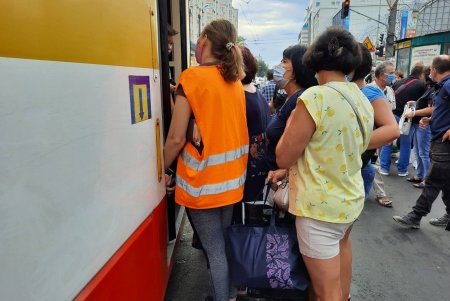 Пассажиропоток в горэлектротранспорте регулируют специальные посадочные команды (фото)