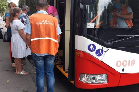 Пассажиропоток в горэлектротранспорте регулируют специальные посадочные команды (фото)