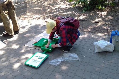 Уборка за собаками: в местных парках и скверах установили более 20 урн с экологичными пакетами (фото)