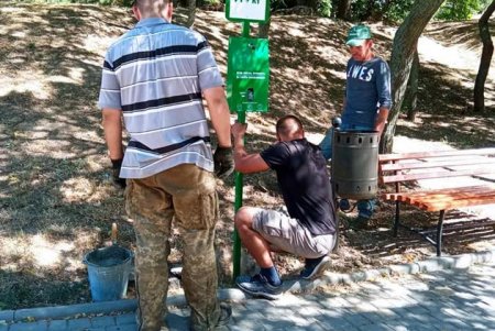 Уборка за собаками: в местных парках и скверах установили более 20 урн с экологичными пакетами (фото)