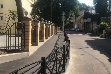 Безопасный тротуар оборудовали возле школы №122 на Старопортофранковской (фото)