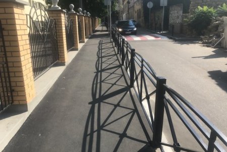 Безопасный тротуар оборудовали возле школы №122 на Старопортофранковской (фото)