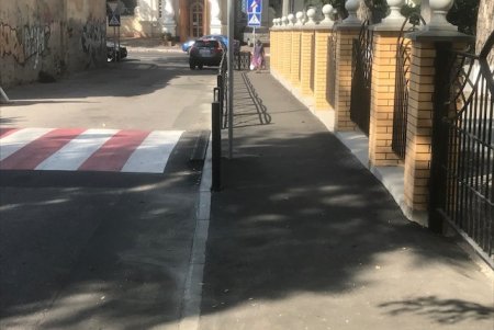 Безопасный тротуар оборудовали возле школы №122 на Старопортофранковской (фото)