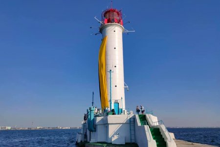 На Воронцовском маяке подняли 18-метровый флаг Украины (фото)