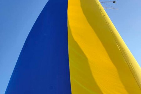 На Воронцовском маяке подняли 18-метровый флаг Украины (фото)