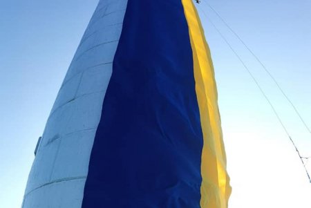 На Воронцовском маяке подняли 18-метровый флаг Украины (фото)
