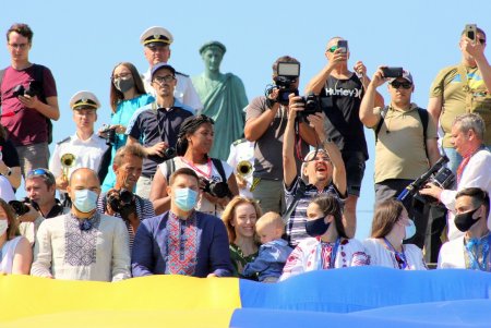На Потемкинской лестнице развернули национальный флаг (фоторепортаж)