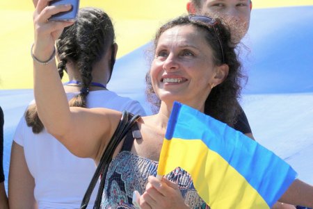 На Потемкинской лестнице развернули национальный флаг (фоторепортаж)