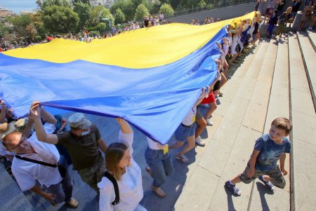На Потемкинской лестнице развернули национальный флаг (фоторепортаж)