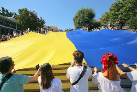 На Потемкинской лестнице развернули национальный флаг (фоторепортаж)