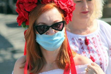 На Потемкинской лестнице развернули национальный флаг (фоторепортаж)