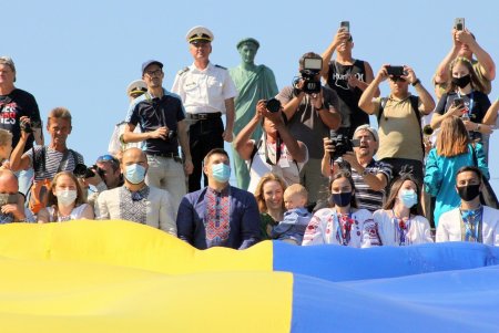 На Потемкинской лестнице развернули национальный флаг (фоторепортаж)