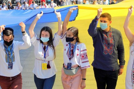 На Потемкинской лестнице развернули национальный флаг (фоторепортаж)